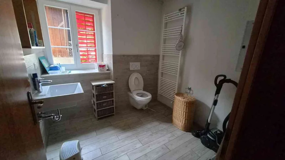EFH mit 2 Wohneinheiten, Garten und Aussenparkplätze,