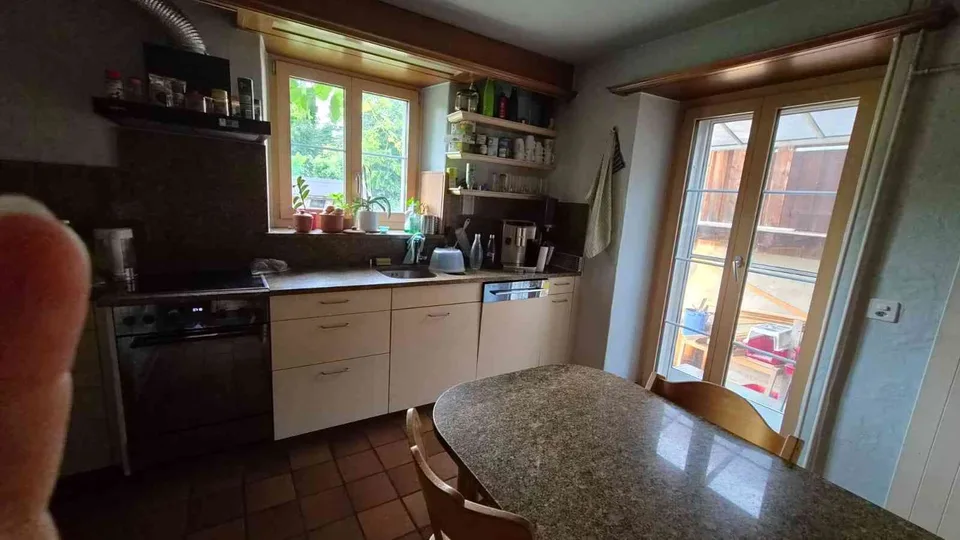 EFH mit 2 Wohneinheiten, Garten und Aussenparkplätze,