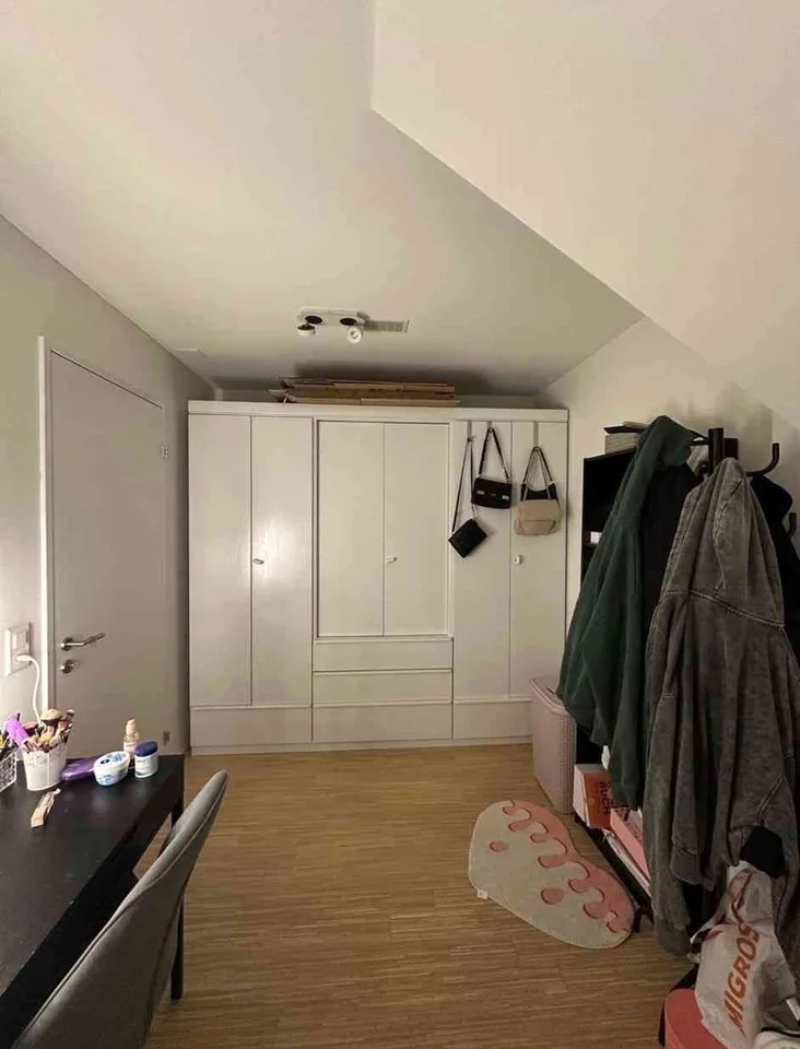 WG-Zimmer mit Balkon und Ankleidezimmer in einer 5.5 Zimmer-Wohnung