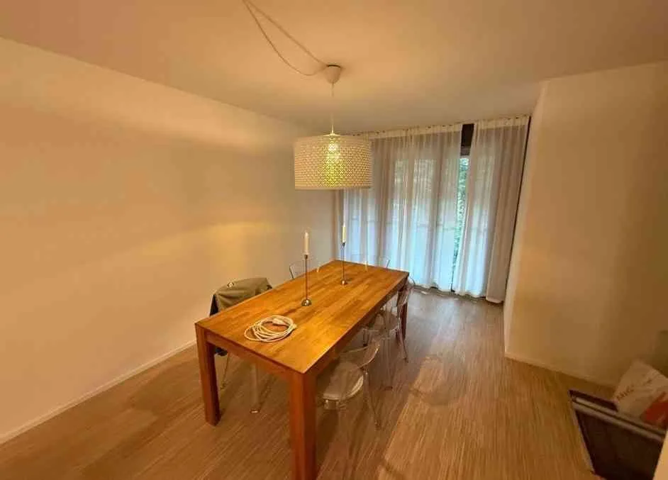 WG-Zimmer mit Balkon und Ankleidezimmer in einer 5.5 Zimmer-Wohnung