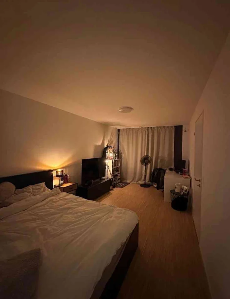 WG-Zimmer mit Balkon und Ankleidezimmer in einer 5.5 Zimmer-Wohnung