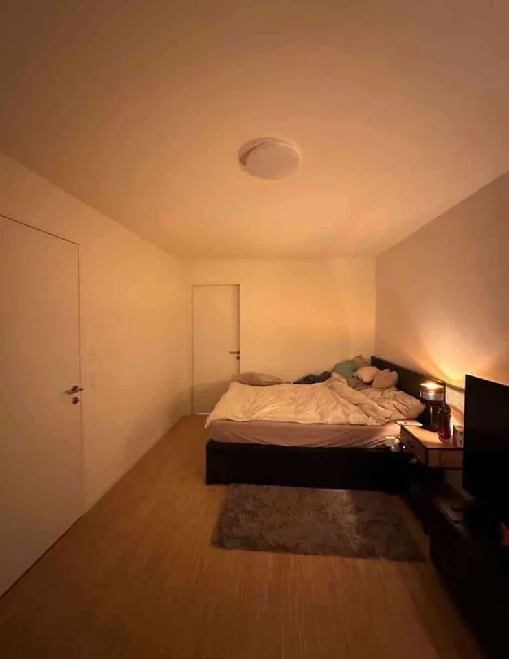 WG-Zimmer mit Balkon und Ankleidezimmer in einer 5.5 Zimmer-Wohnung