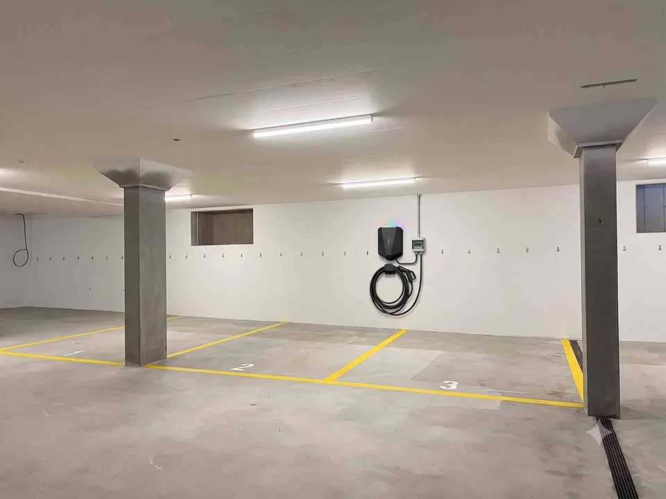 Einstellplatz mit Ladestation für Elektroauto
