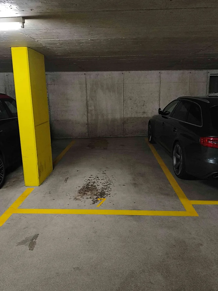 Tiefgaragenparkplatz für 2 Motorräder