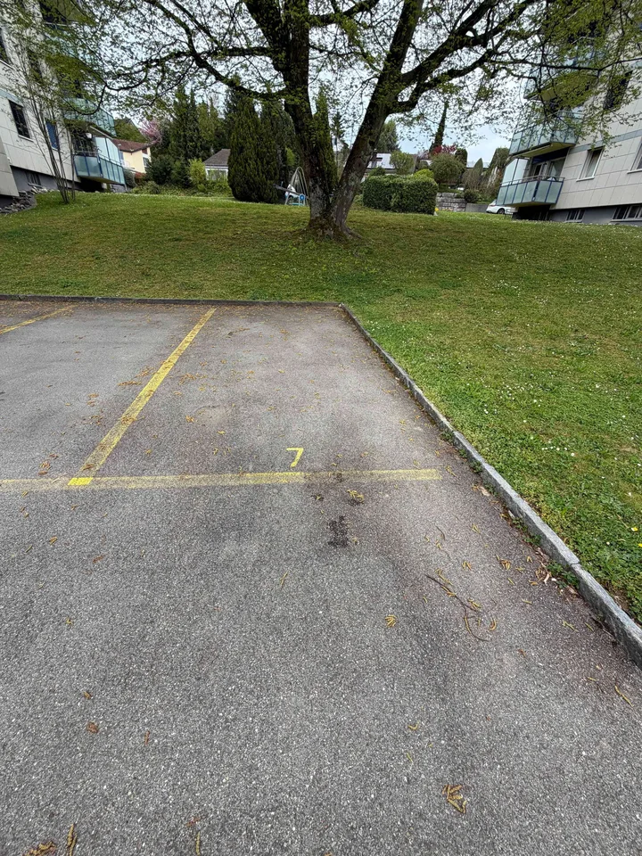 Zu Vermieten Aussen Parkplatz Nr 7. Per 01.05.2026