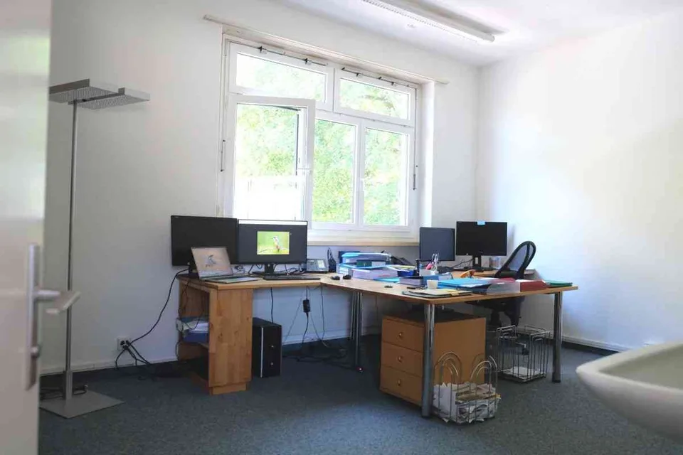 1-2 Grosse, helle Zimmer in Bürogemeinschaft mit Treuhandunternehmen