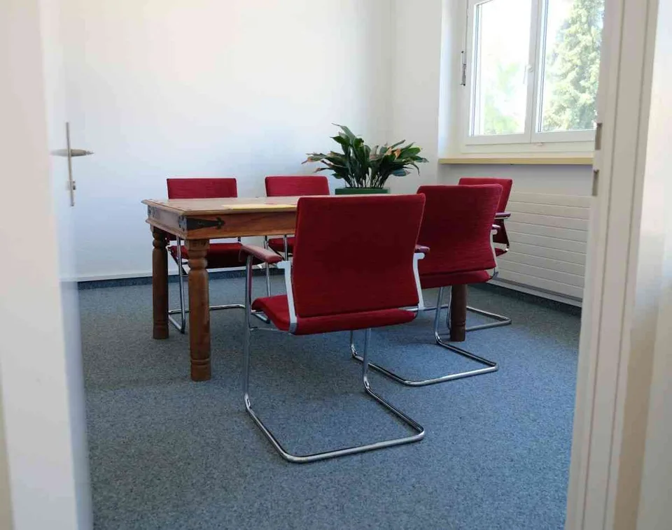 1-2 Grosse, helle Zimmer in Bürogemeinschaft mit Treuhandunternehmen