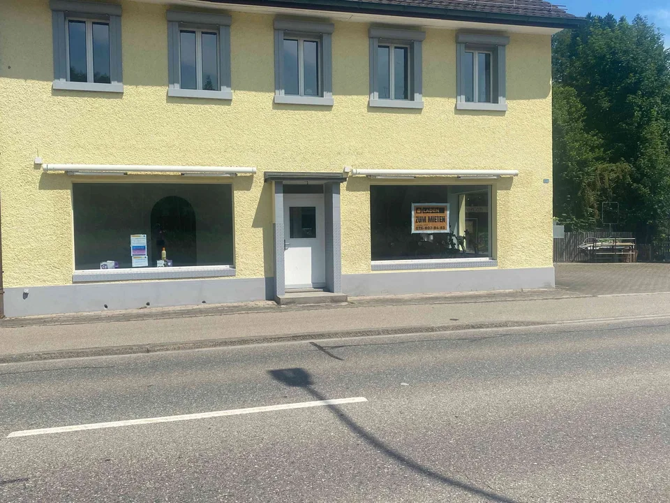 Attraktives Ladenlokal mit Werkstatt an Tösstalstrasse in Kollbrunn