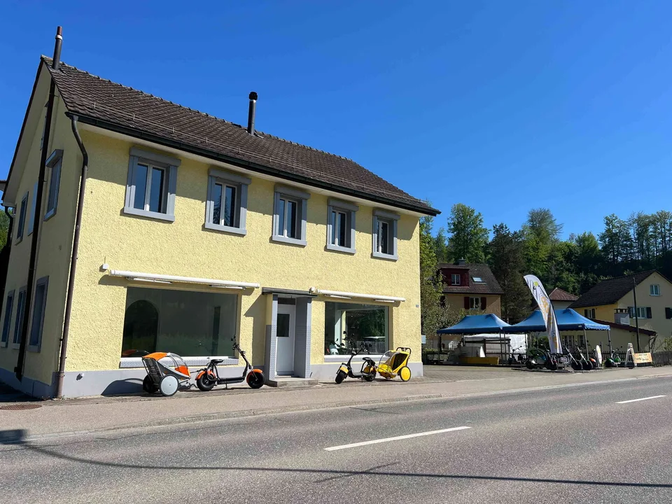 Attraktives Ladenlokal mit Werkstatt an Tösstalstrasse in Kollbrunn