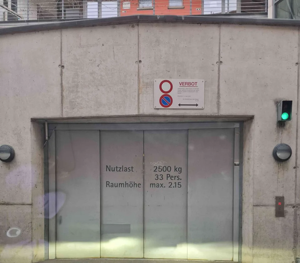 Parkplatz nähe Winterthur mit Lift
