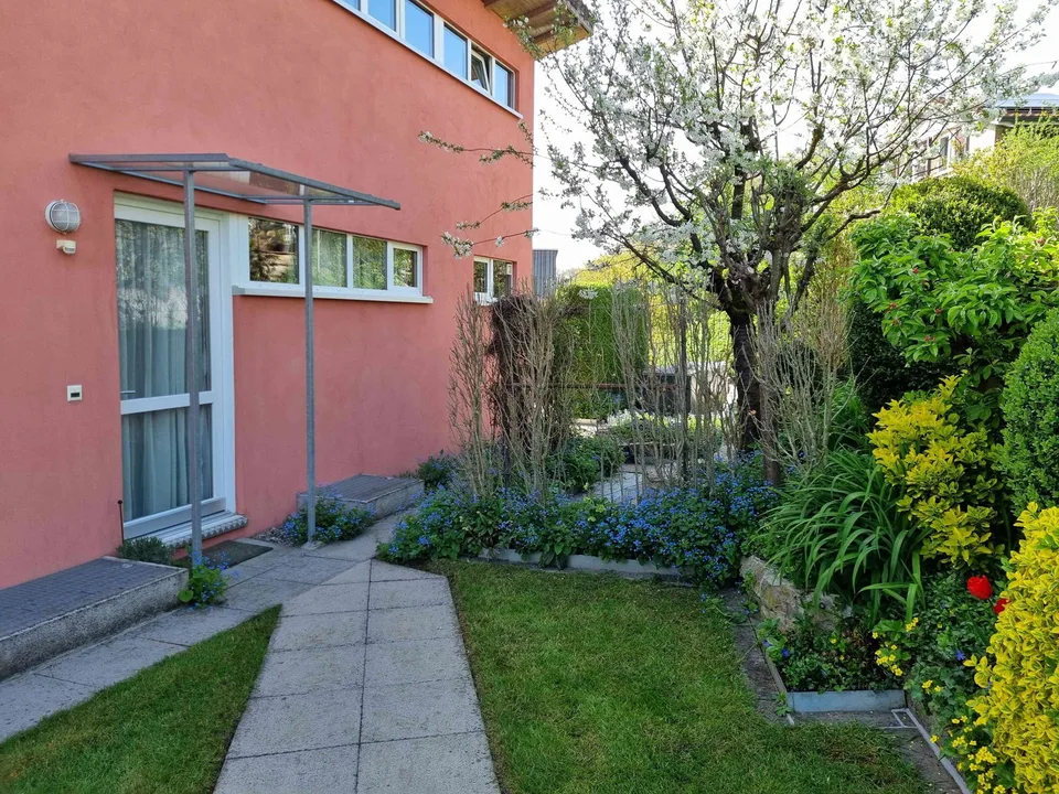 Stilvolle 3-Zimmer Wohnung im Grünen mit zwei Gartensitzplätzen