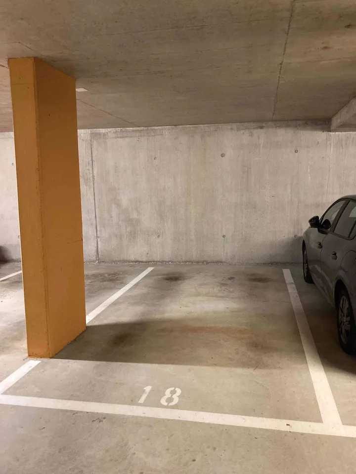 Autoparkplatz in gepflegter Tiefgarage zur Miete am Kirchweg 26, 5415