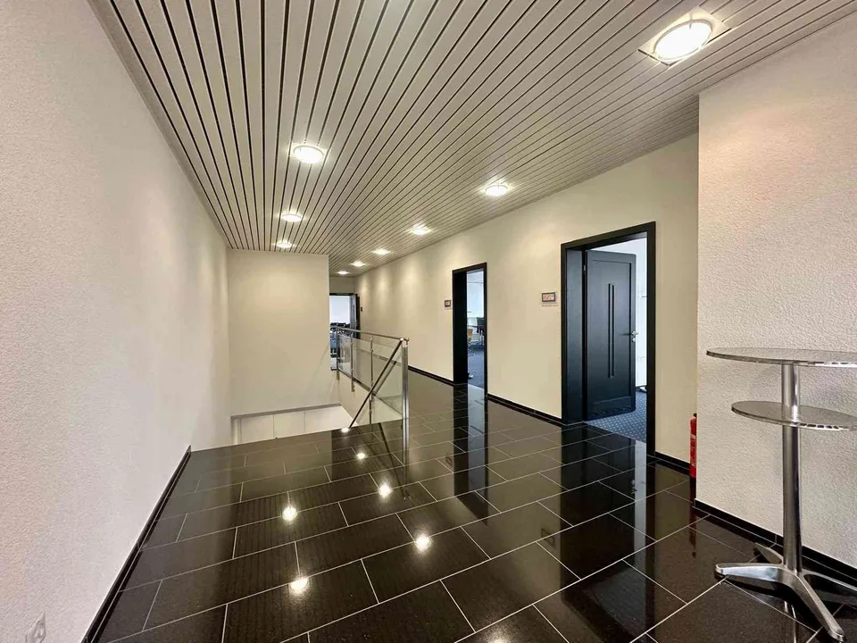 Helles, modernes Büro am Bahnhof Würenlos (möbliert oder unmöbliert)
