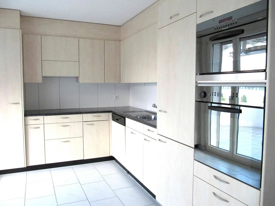 grosszügige 4,5 Zimmer Wohnung zu vermieten