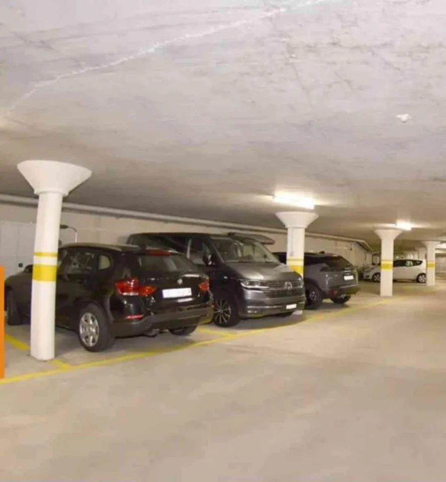 Parkplatz mit E-Mobilität