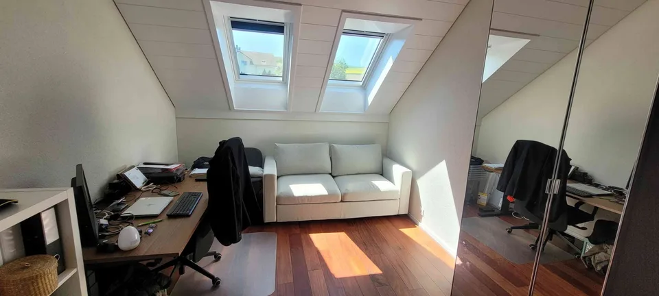 Helles WG-Zimmer in 4.5-Zimmer-Dachwohnung in ruhiger, grüner Umgebung