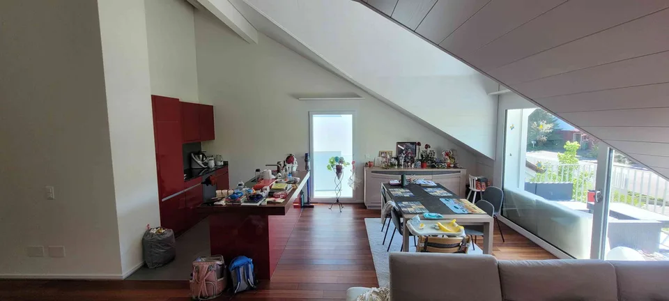 Helles WG-Zimmer in 4.5-Zimmer-Dachwohnung in ruhiger, grüner Umgebung