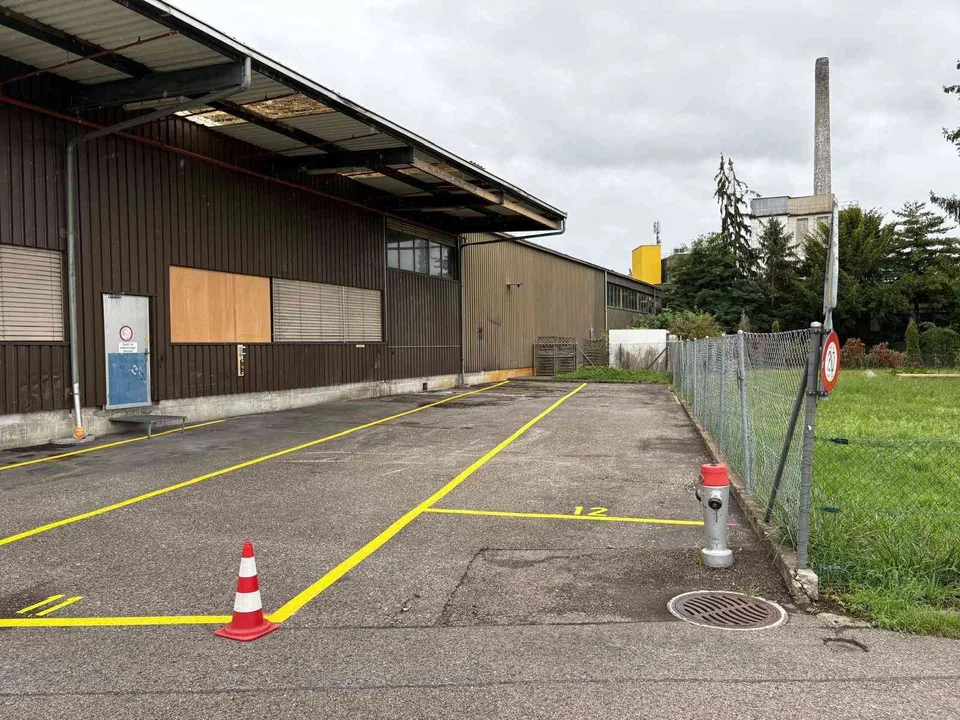 LKW Parkplatz, Aussenabstellplatz mit Stromanschluss