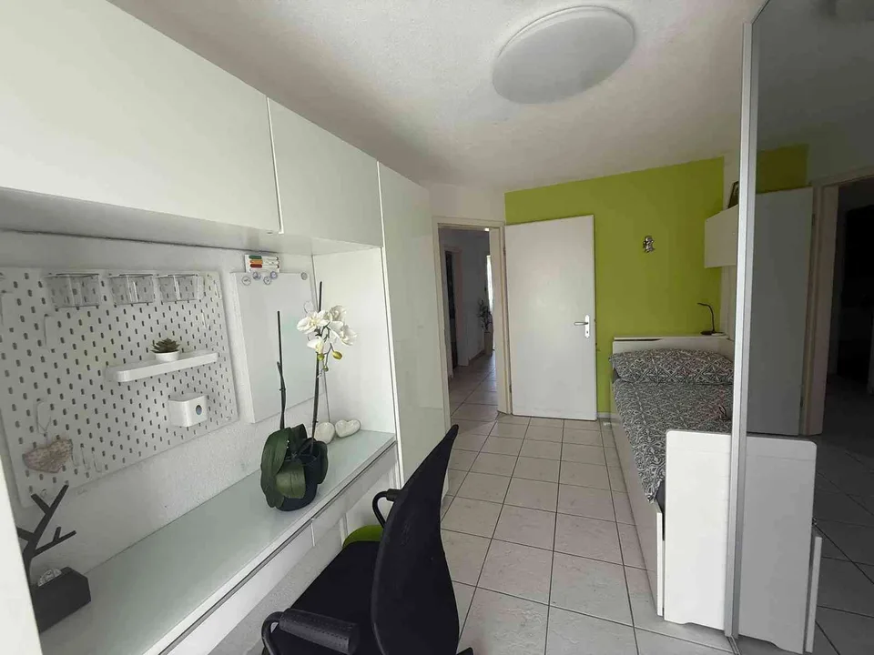 Möbliertes Zimmer mit Balkonzugang nahe Bahnhof