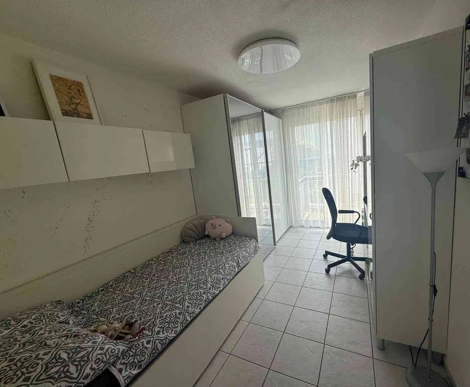 Möbliertes Zimmer mit Balkonzugang nahe Bahnhof