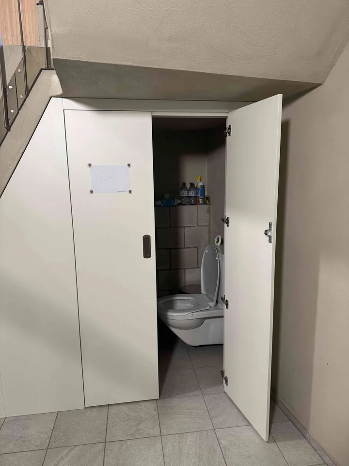 Moderne Gewerberaum mit separater WC