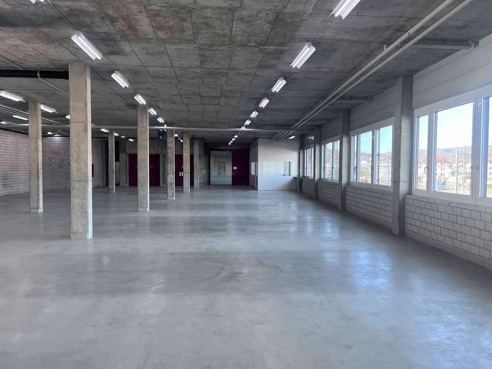 1'676 m2 Gewerbefläche 145.-/m2/J.