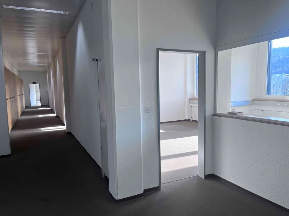 1'676 m2 Gewerbefläche 145.-/m2/J.
