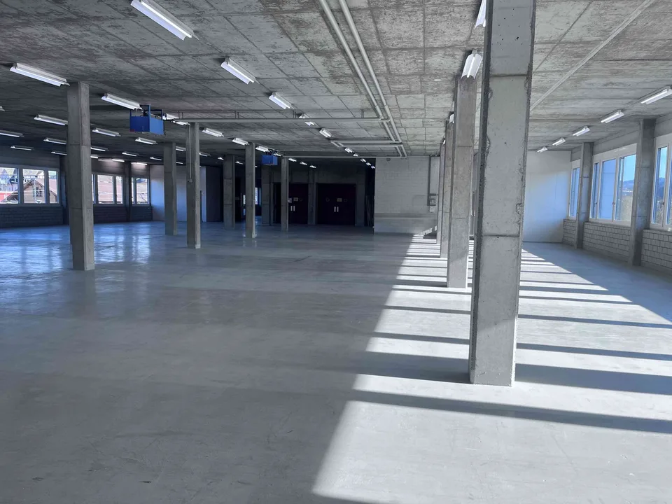 1'676 m2 Gewerbefläche 145.-/m2/J.