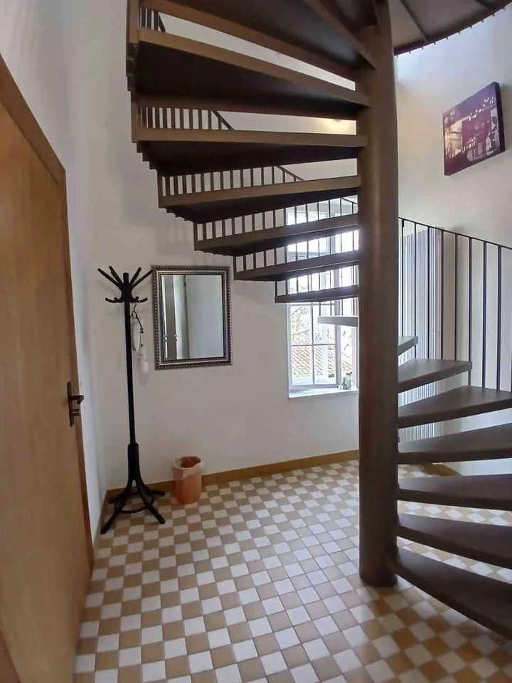 Attic Flat 80 m² in Historic Villa +80 m² patio, 8 min walk to station