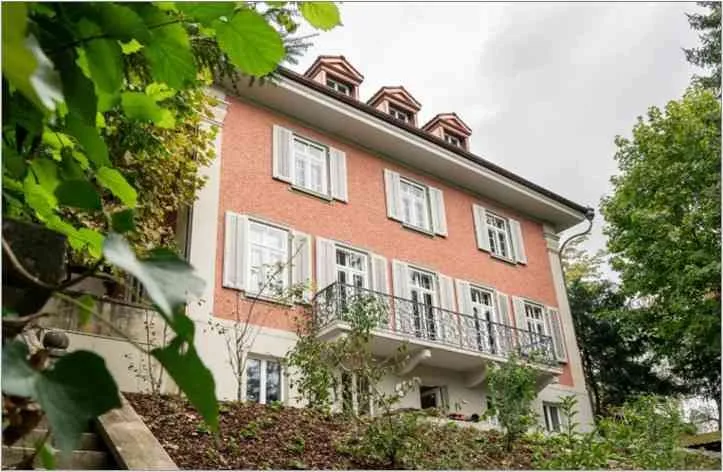 Attic Flat 80 m² in Historic Villa +80 m² patio, 8 min walk to station