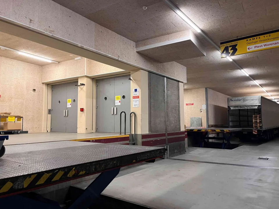 764 m2 Lagerfläche über LkW-Tunnel, Rampe und Warenlifte CHF 80.-/m2/J