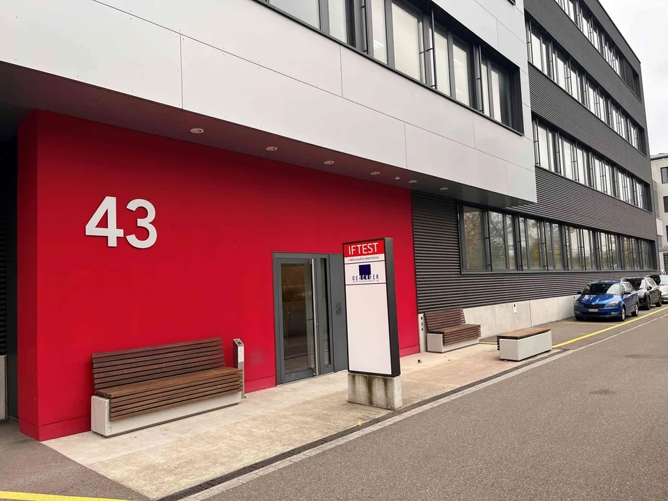 764 m2 Lagerfläche über LkW-Tunnel, Rampe und Warenlifte CHF 80.-/m2/J
