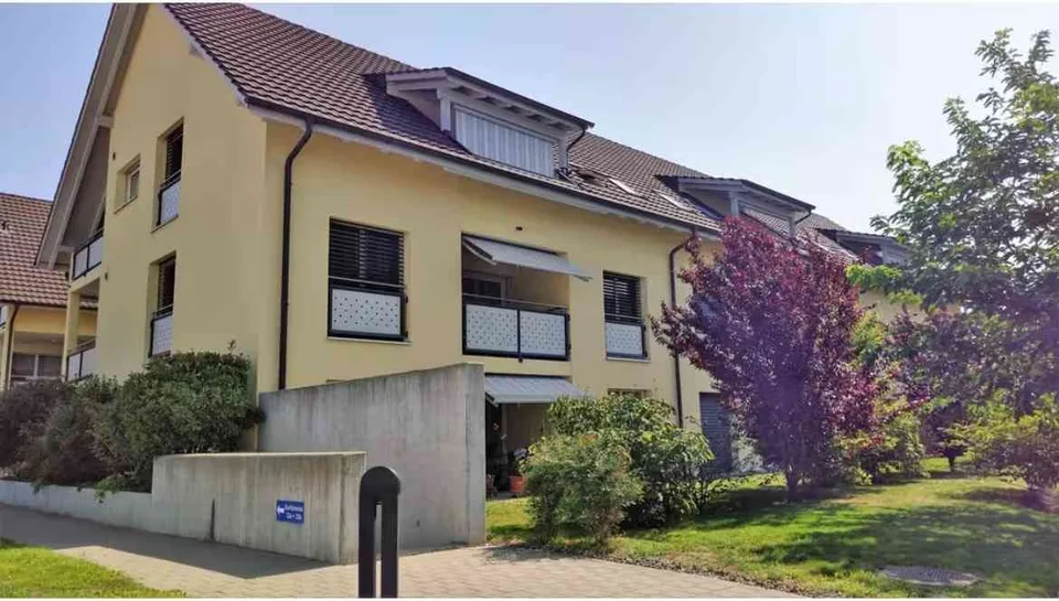 Parkplatz in breiter Tiefgarage im Dorfkern von Würenlingen