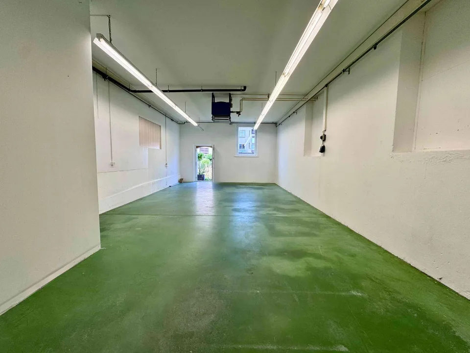 Gewerbefläche mit separaten Räumen und eigenem Sitzplatz