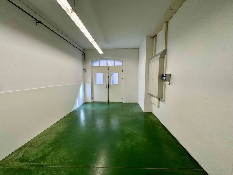 Gewerbefläche mit separaten Räumen und eigenem Sitzplatz