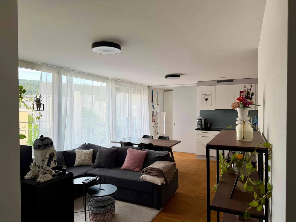 Gemütliche 3,5 Zimmer Wohnung, Möbliert + Tiefgarage