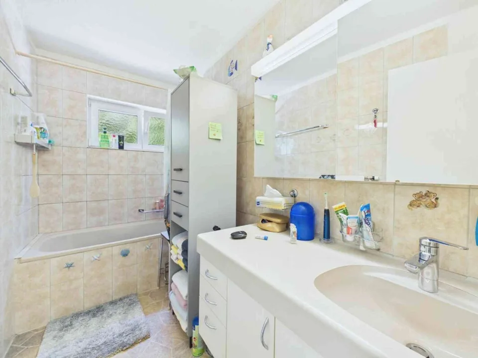 Helle 3.5-Zimmer-Erdgeschosswohnung mit eigener Wäscherei & Garage