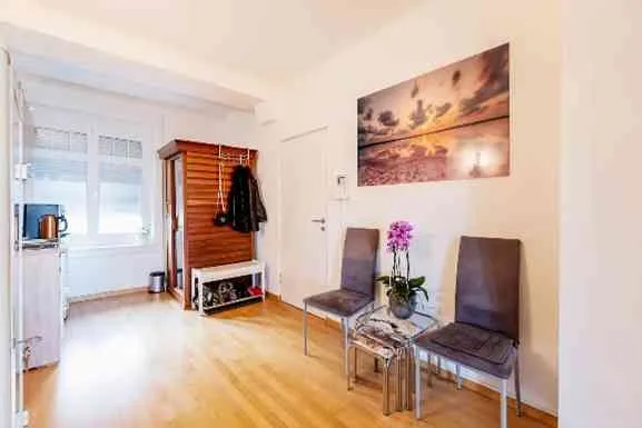2 Zimmer Wohnung /Praxis zu übernehmen