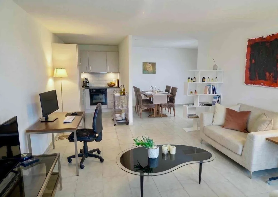 Frisch renoviertes Wohnen mit Weitblick: Helle 2.5-Zimmer