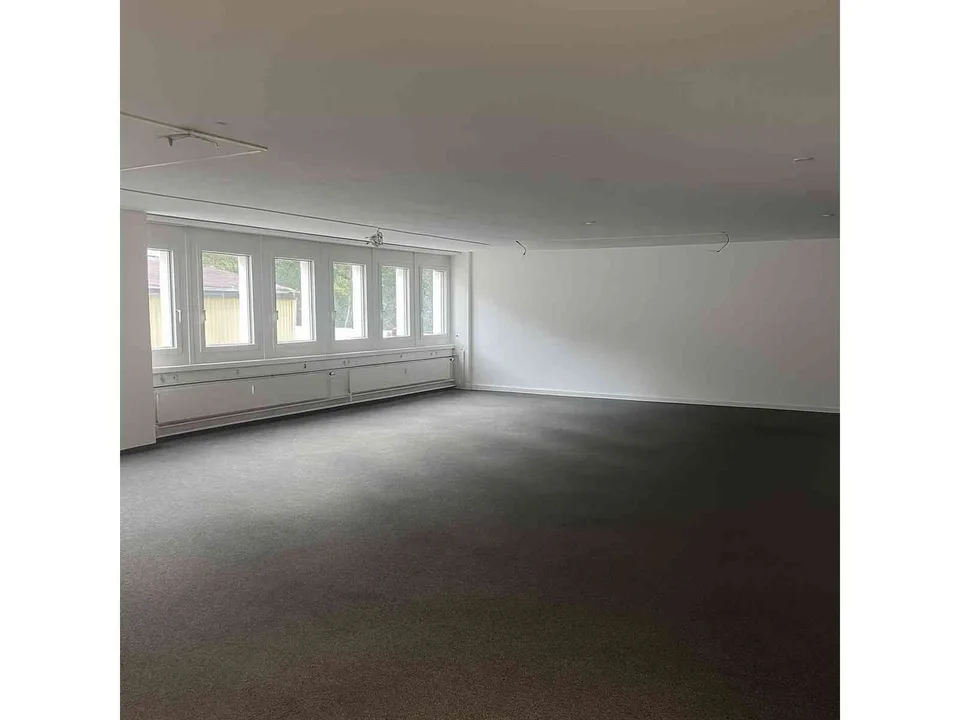 Helle 118 m² Gewerbefläche mit Nebenraum, 2. OG Fällanden