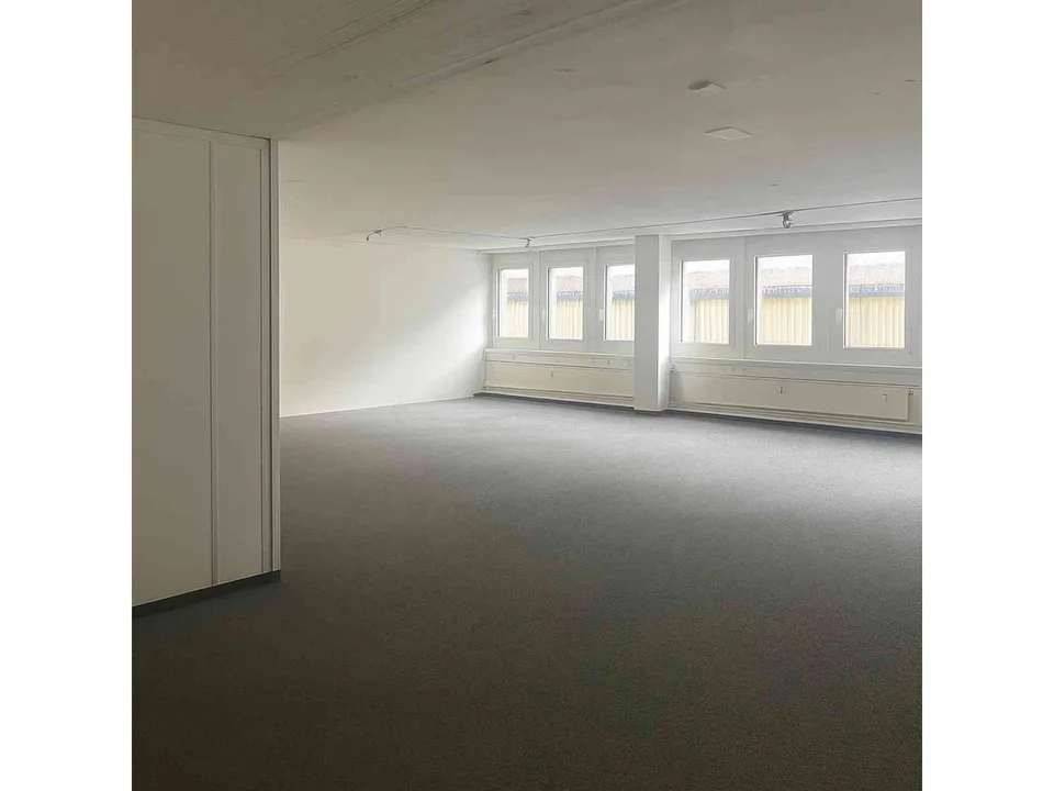 Helle 118 m² Gewerbefläche mit Nebenraum, 2. OG Fällanden