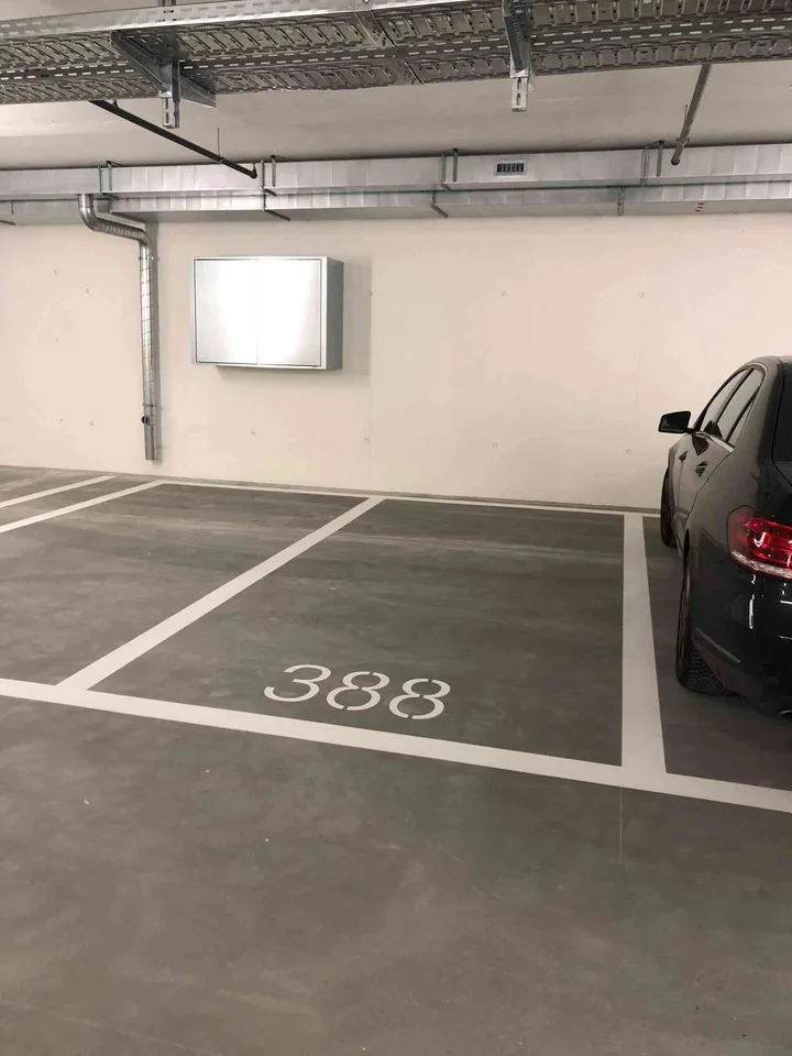 Sicherer überdachter Tiefgaragenparkplatz in Leutschenbach