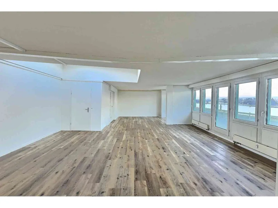Helles Attika-Grossraumbüro 90 m² mit Dachterrasse, 4. OG Fällanden