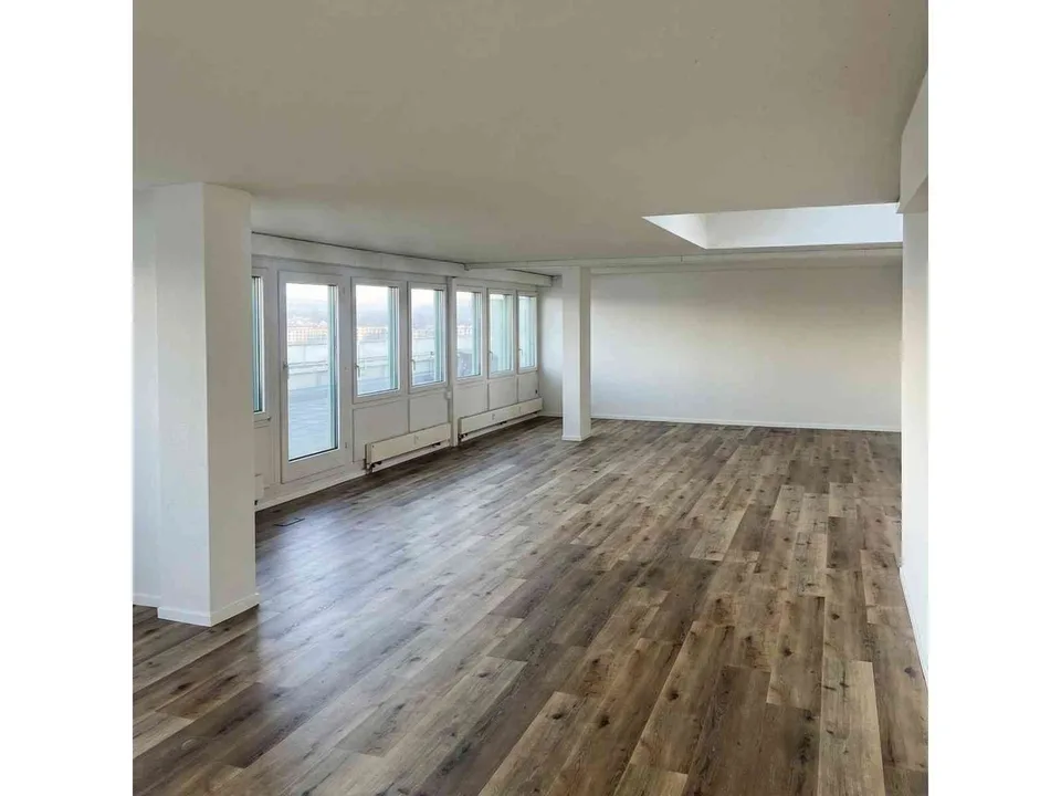 Helles Attika-Grossraumbüro 90 m² mit Dachterrasse, 4. OG Fällanden