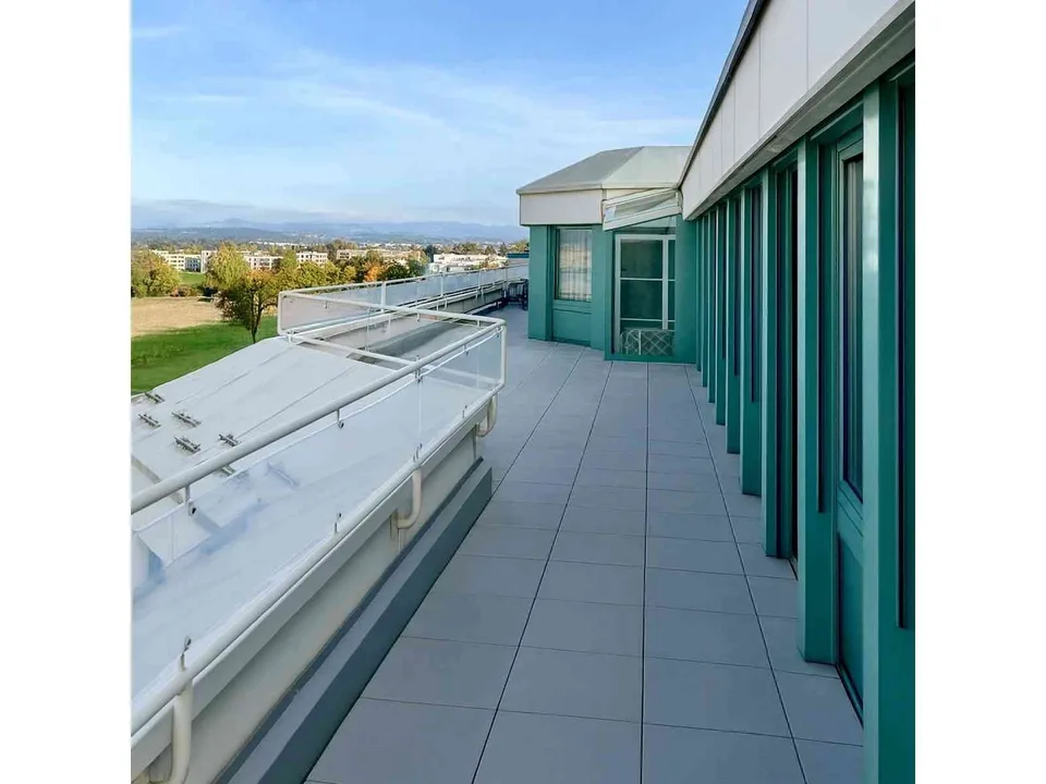 Helles Attika-Grossraumbüro 90 m² mit Dachterrasse, 4. OG Fällanden