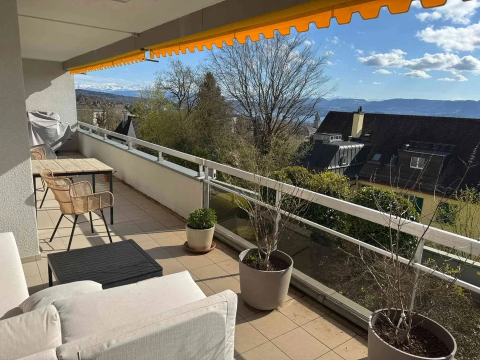 Grosszügige 5.5-Zimmer-Terrassenwohnung mit Seeblick am Zürichberg