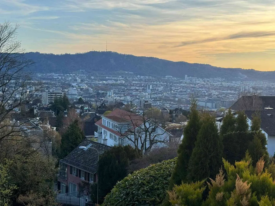 Grosszügige 5.5-Zimmer-Terrassenwohnung mit Seeblick am Zürichberg