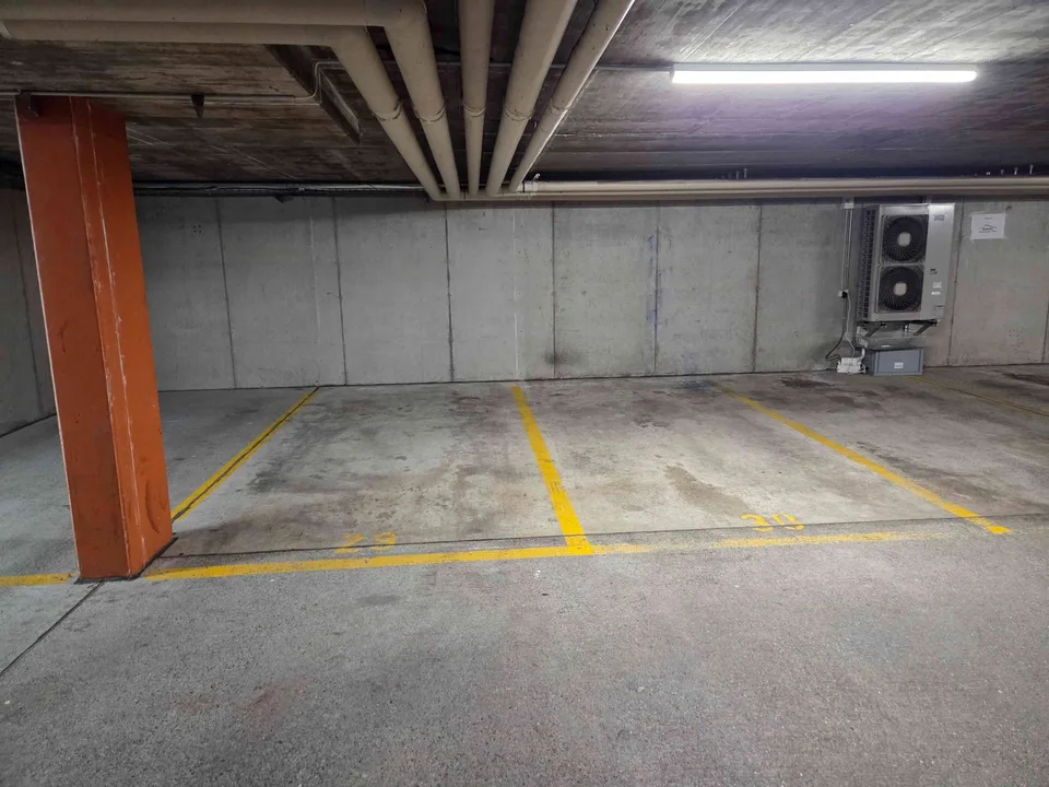 Tiefgaragen Parkplatz. Optional mit Ladestation