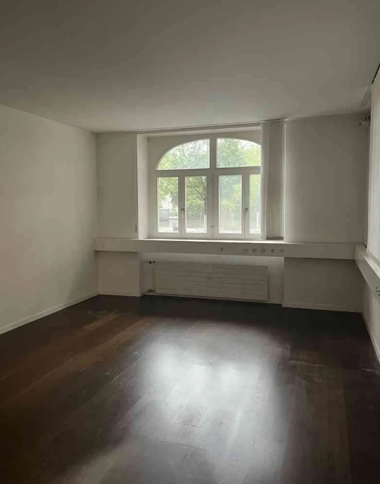 Offfenes Büro und zwei Einzelbüros