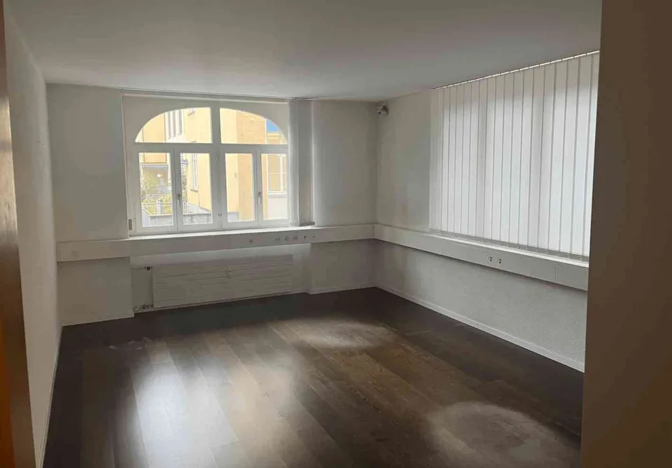 Offfenes Büro und zwei Einzelbüros